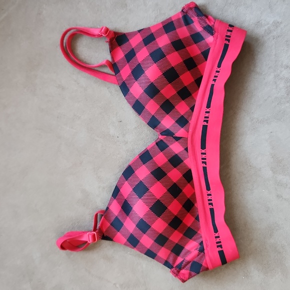 Pink Bras - Picture 3 of 5